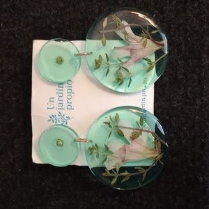 Un jardin propio Acrylic Dried Flowers Pierced Earrings (NWOT)